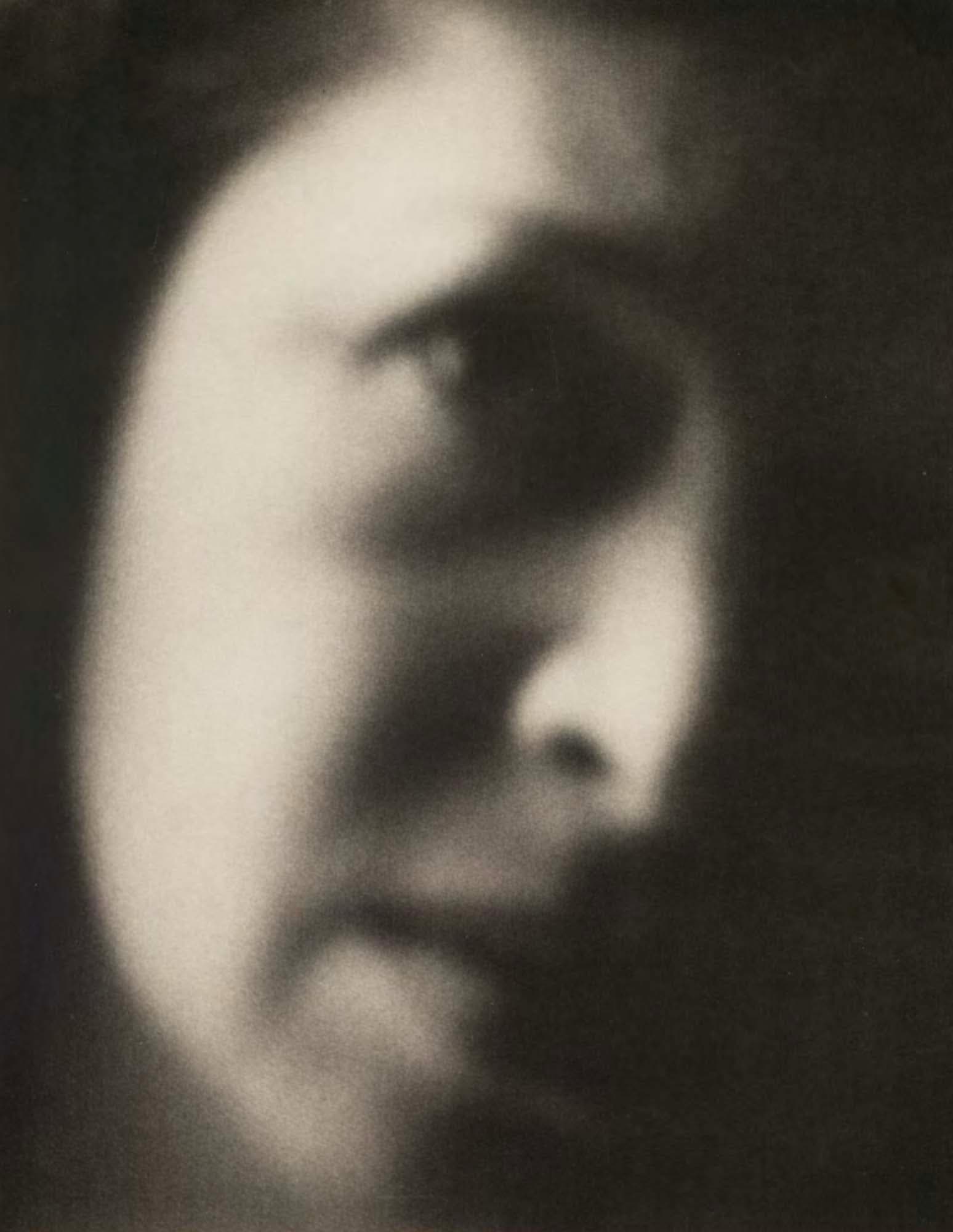 Ronnie Elliott, c. 1948, Gelatin silver print, 13 3/8 x 10 3/8 in. (34 x 26.4 cm)
Museum of Fine Arts, Boston, Sophie M. Friedman Fund (1996.341)
– The Richard Pousette-Dart Foundation